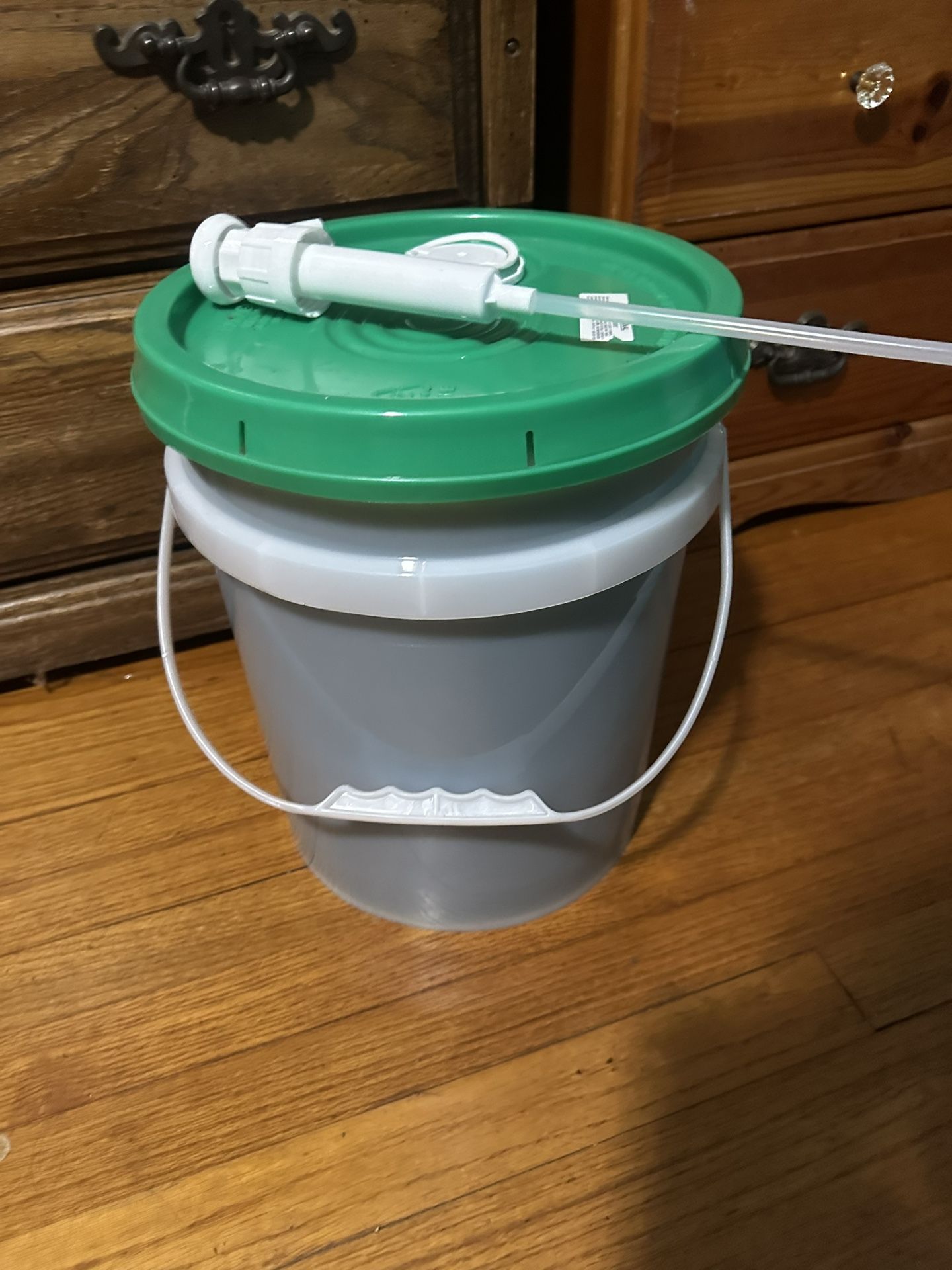 5 Gallon Laundry Detergent with Dispenser Pump