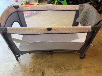 Baby playpen and bassinet
