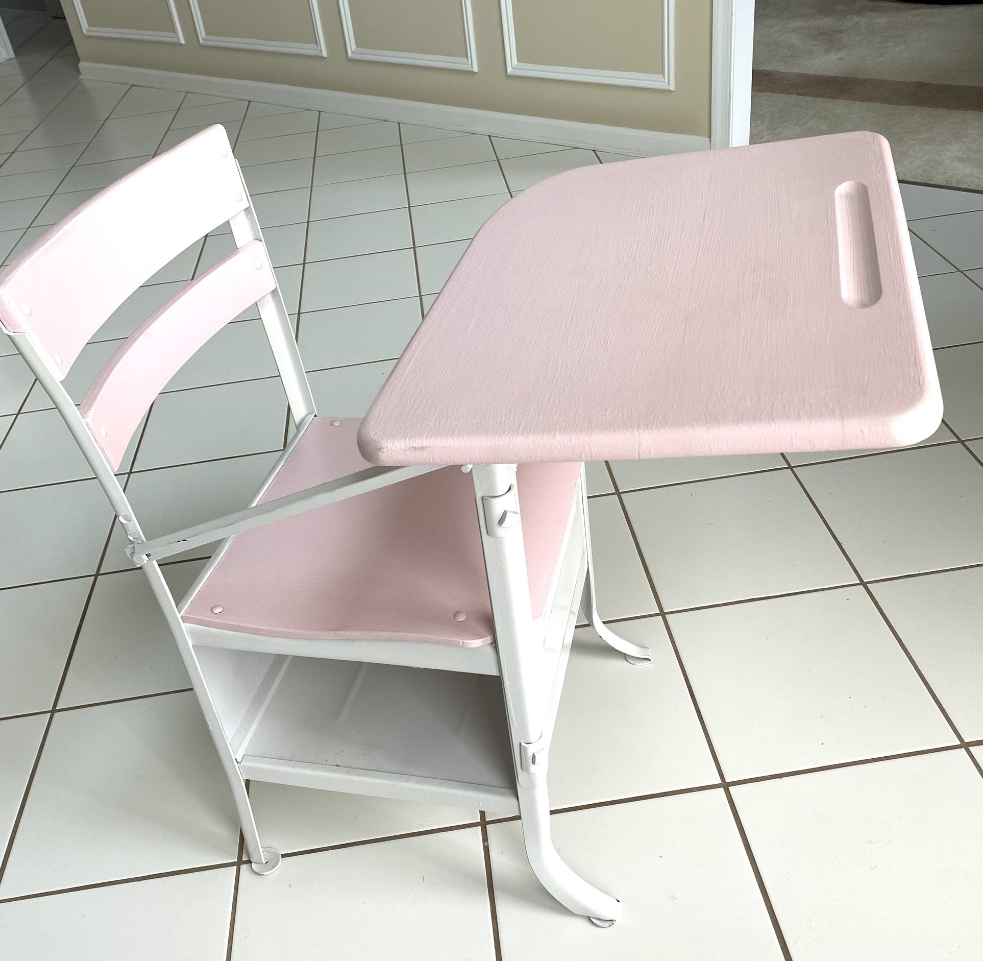 STUDENT DESK PINK & WHITE EXC COND 