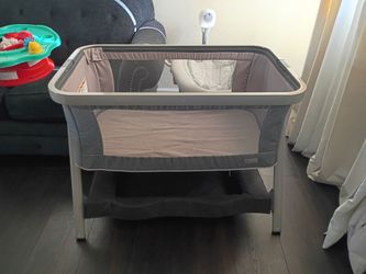 Baby Bassinet with Storage Shelf