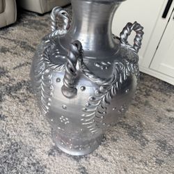 Clay base for decoration, silver color (*H25" D14x14*)