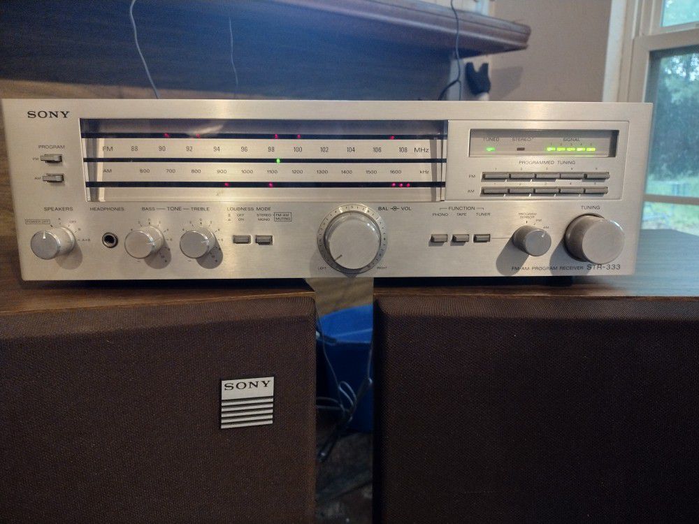 Sony silver-face Stereo receiver and Speakers - Vintage

