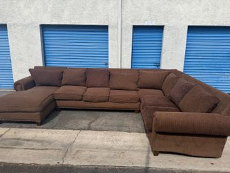 Comfortable huge sectional couch 🛋 very clean