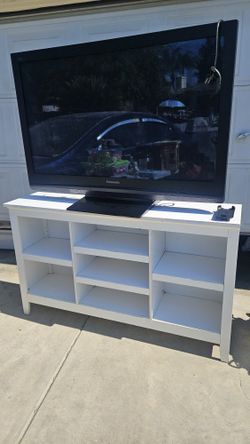 Tv Panasonic And Table