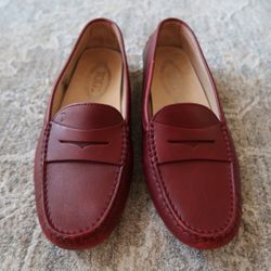 Tod’s Women’s Calfskin Leather City Gommino Driving Loafers • Dark Red / Merlot • Size 38 or 7.5 • Made In Italy 