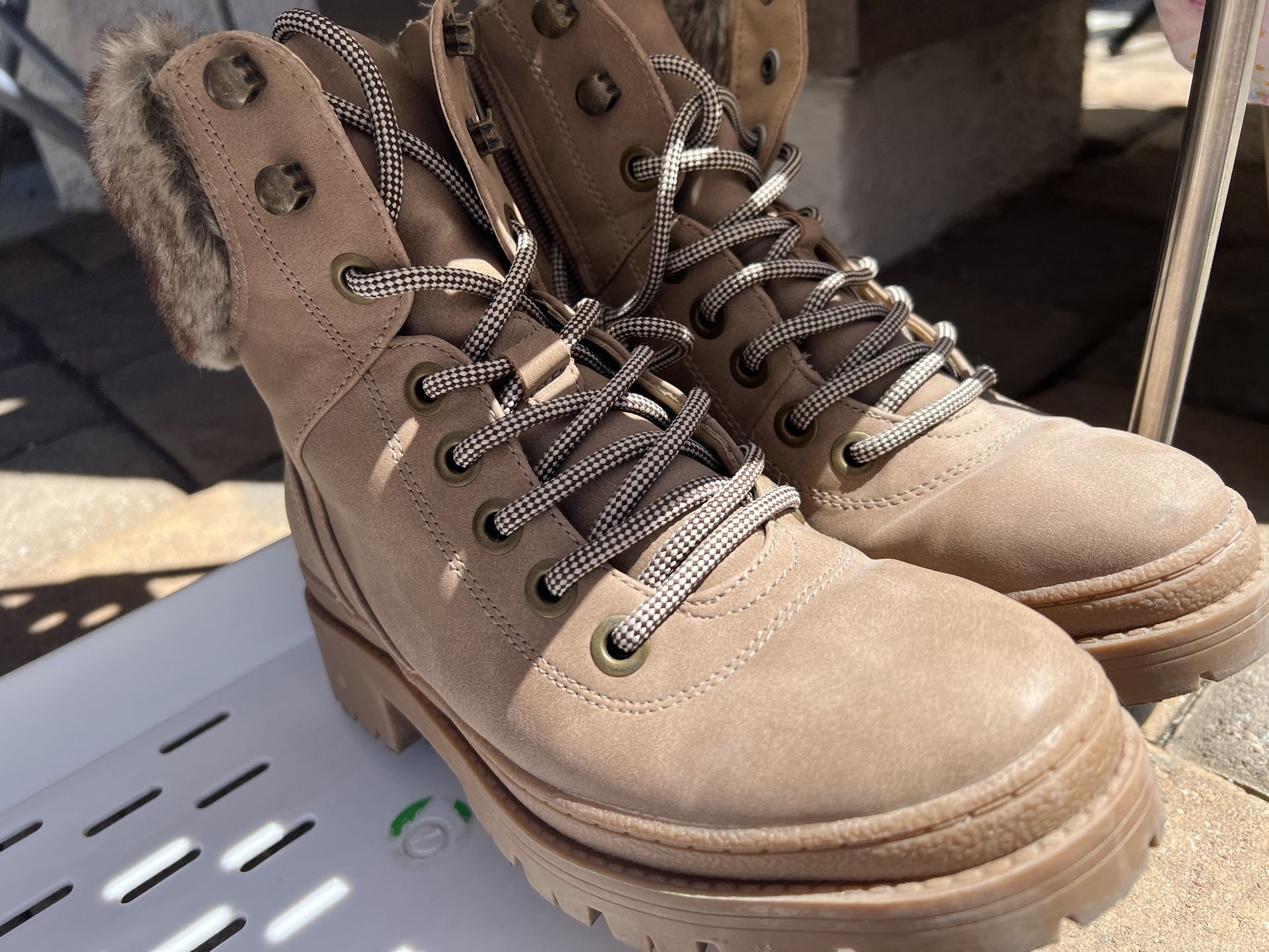 Boot W/the fur Size 6