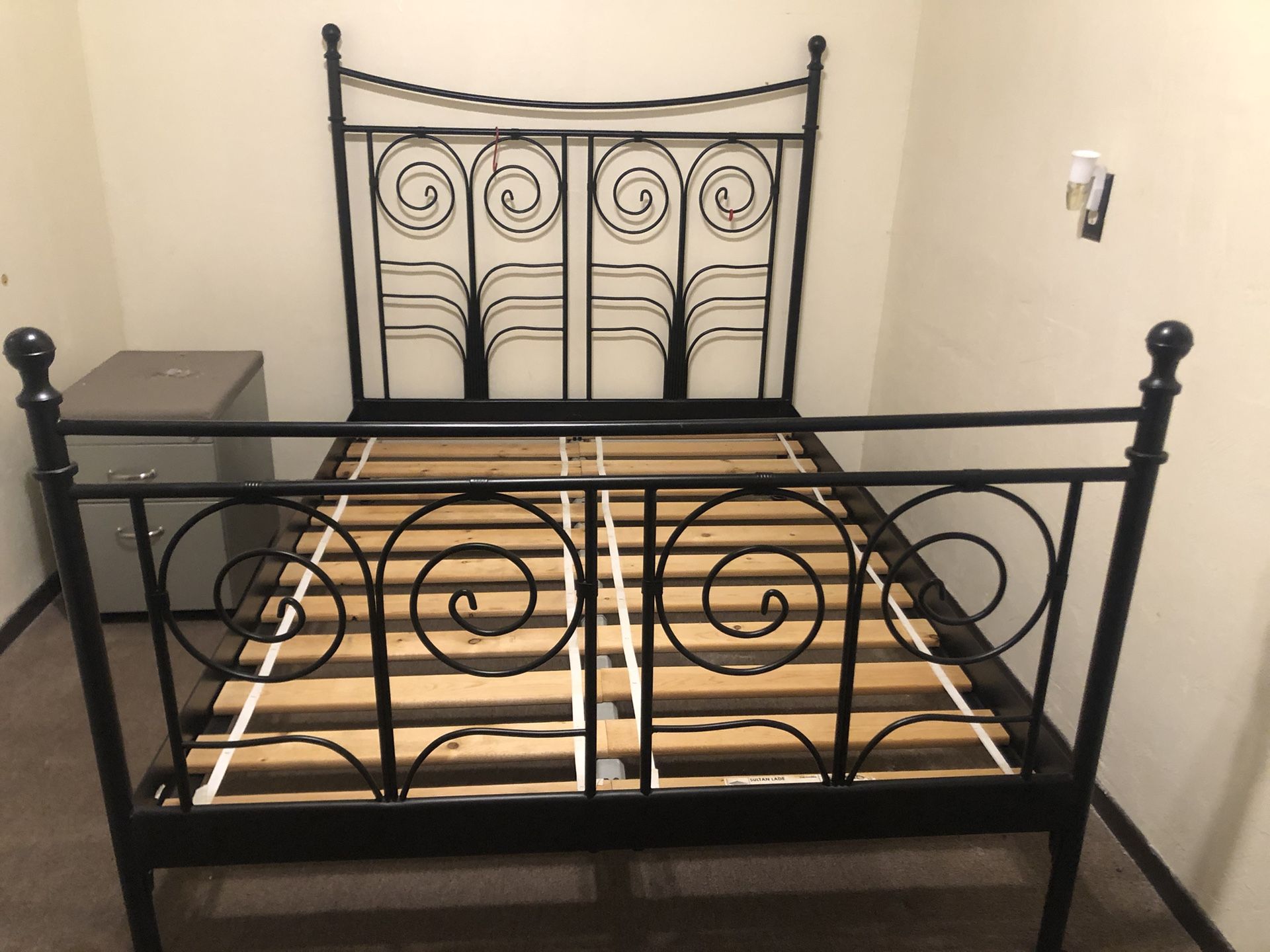 Cama De Venta Buenas Condiciones  Size  Queen  65.00  O Mejor Oferta 