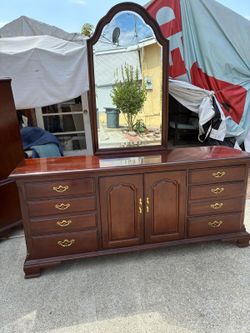 BEAUTIFUL VINTAGE  THOMASVILLE DRESSER  WITH MIRROR