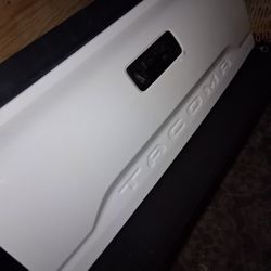 Tailgate Toyota Tacoma  White