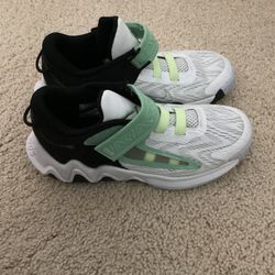 Nike Boys Size 1 Basketball Shoes