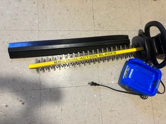 Apodador de arboles de batería con su cargador