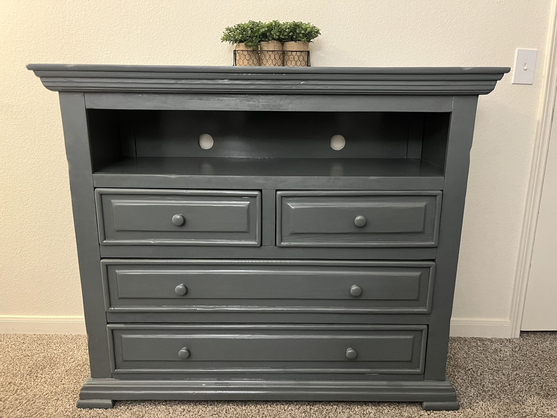Dresser / TV stand
