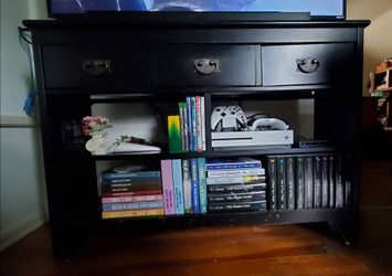 *FREE* Tv stand with drawers