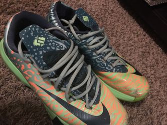 Selling kds the front of the shoes are starting to scratch off but are still good for basketball. There a size 10.5 Pick up only