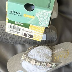 Skechers Size 5 Cute Flower Bottons