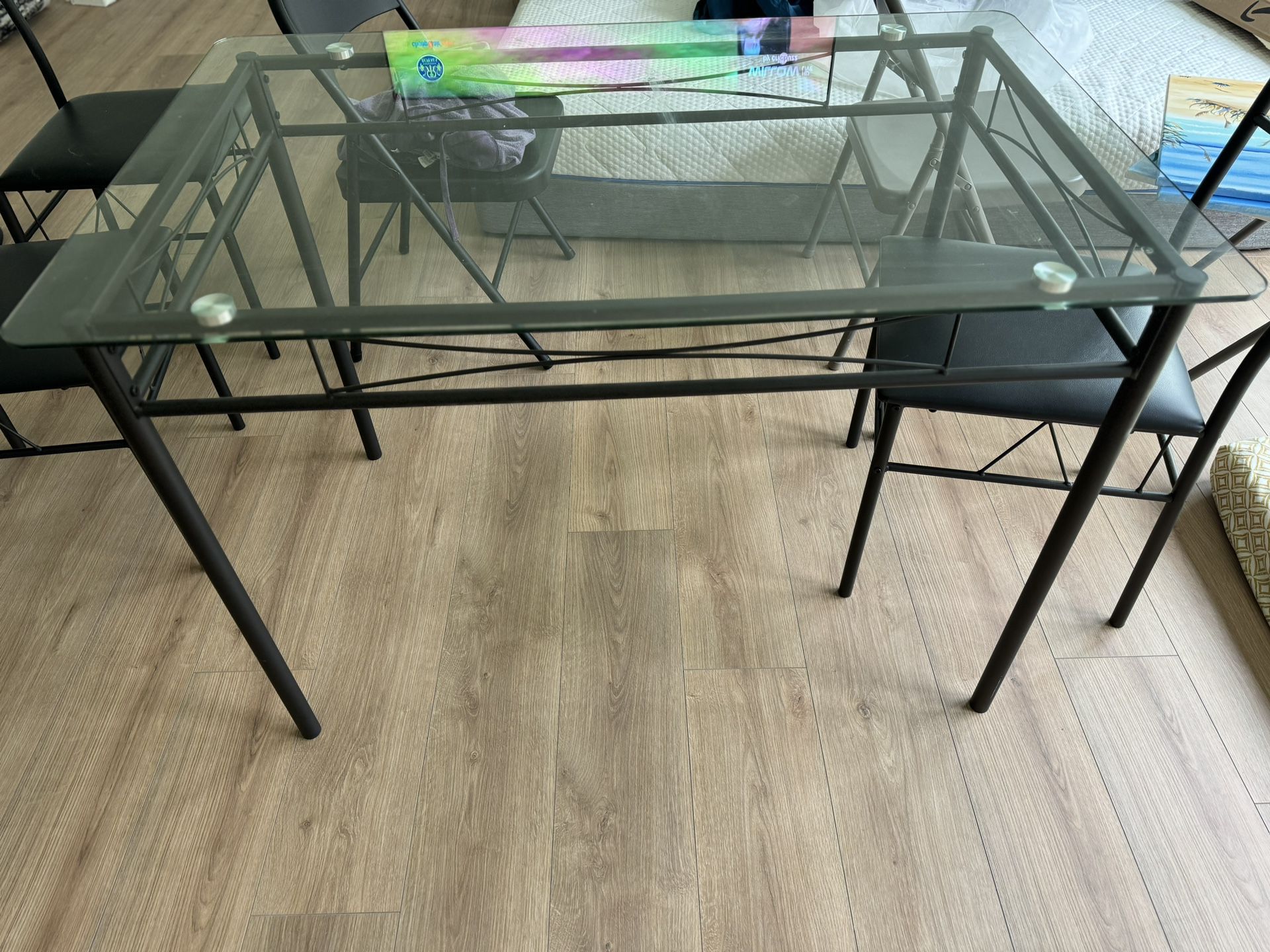 Dining table For 4 With Glasstop 