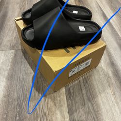 YEEZY SLIDES SIZE 10
