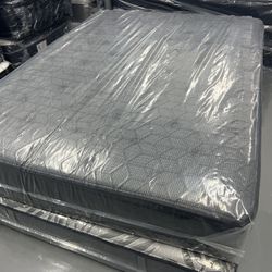 QUEEN SIZE SEALY POSTUREPEDIC (FIRM) MATTRESS & BOX SPRING BED SET