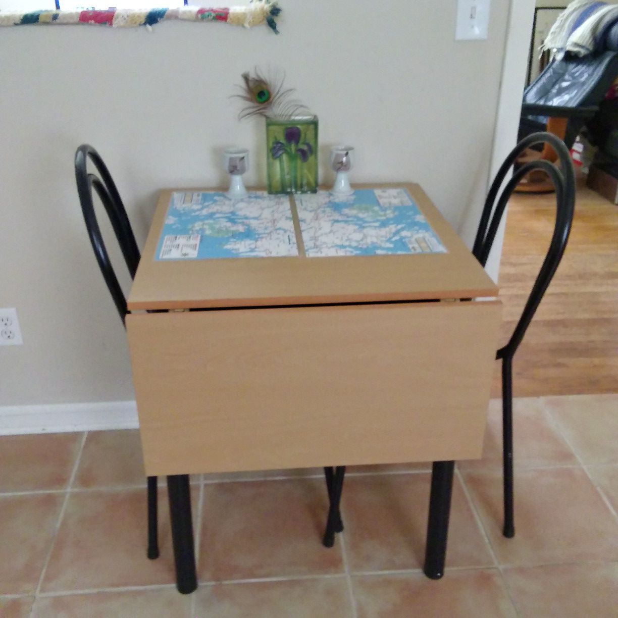 Kitchen table w 2 chairs