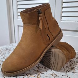 Fabulous Womens UGG Rea Chestnut Nubuck Leather Ankle Boot/Side Zip US 9