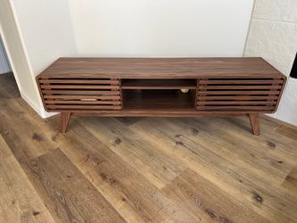 Tv stand/entertainment center