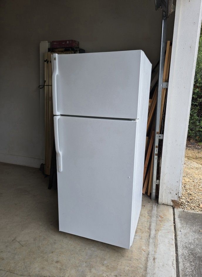 GE 18.2 Cu. Ft. Top Freezer Refrigerator