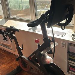Peloton Bike – Like New – 20 Rides – Includes 3lb Weights