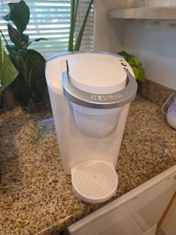 Keurig coffee maker (white)K•compact