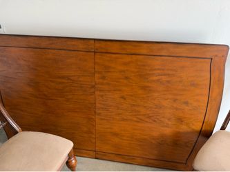 Heavy solid wood in amazing condition comes  with 6 chairs and leaf (70by 42) leaf is extra 18in