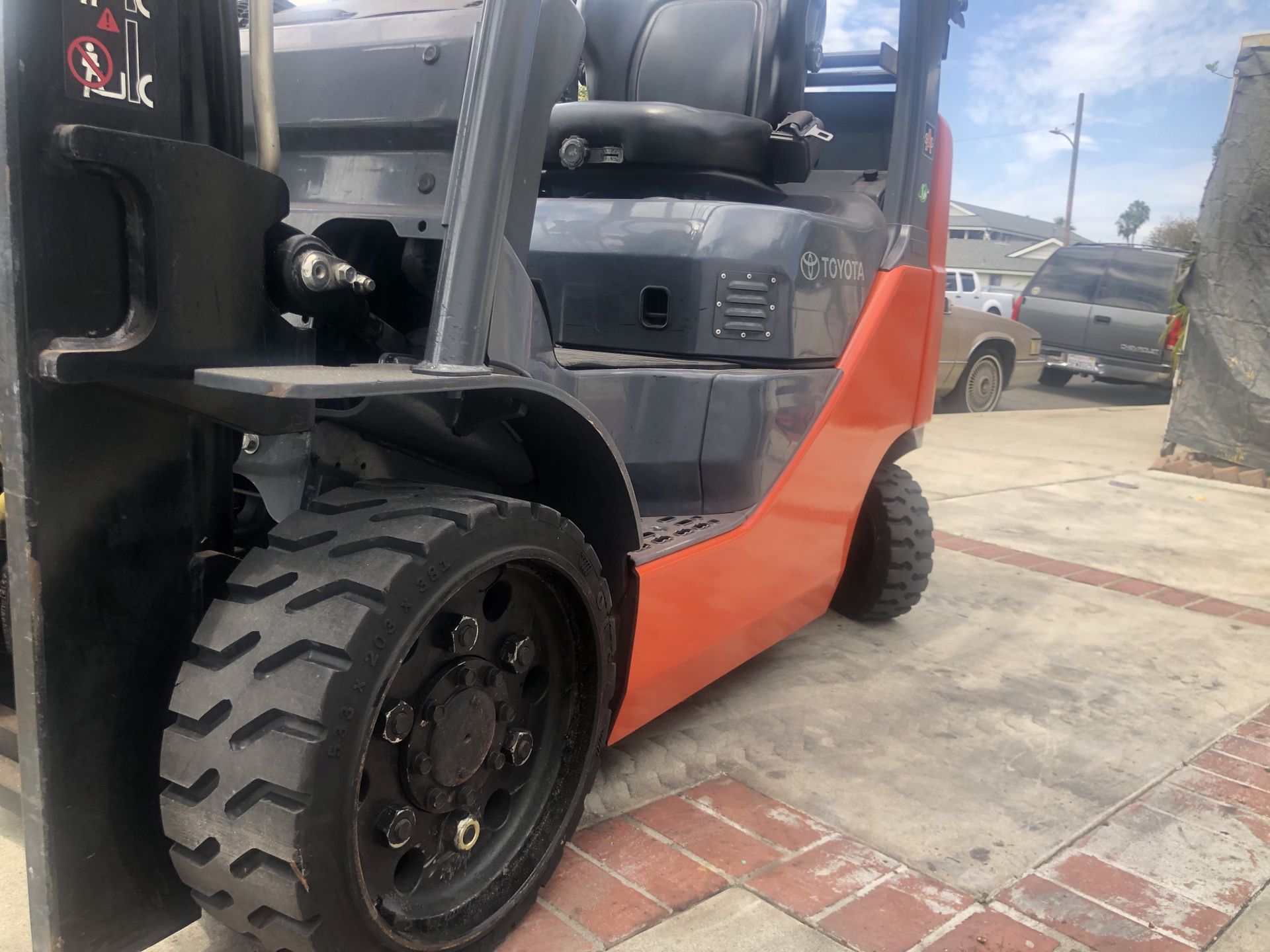 2012 Toyota forklift three stage mast side shift pneumatic tires 4000 lbs