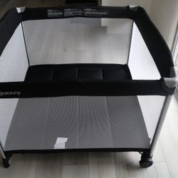 Joovy Room2 Pack n Play-Large Size, Like New, Comes With Bag