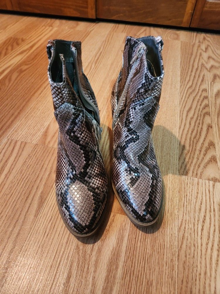 New Womens Size 7 Boots