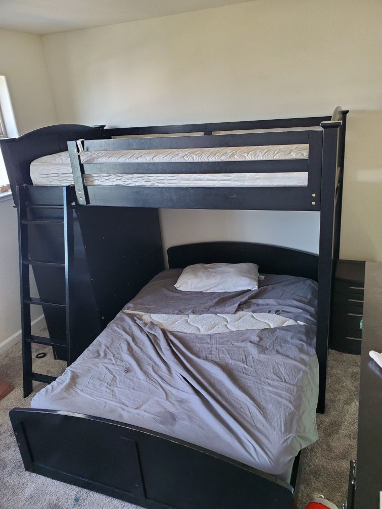 Bunk bed, twin top full on bottom
