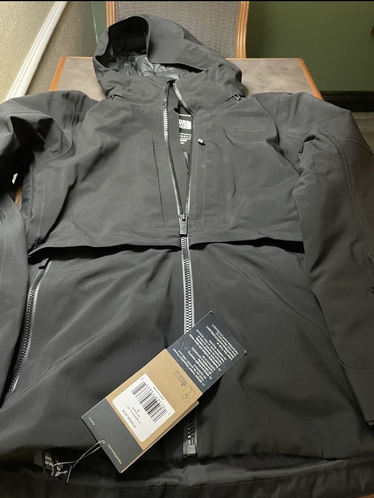 The North Face Ski Jacket - ALL BLACK - Medium 