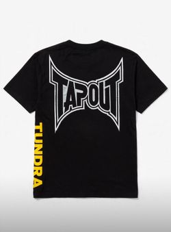 TAPOUT T-Shirt - Black
| Front: Small Toyota Trucks logo on sleeve
Back: Large white TAPOUT logo + Yellow
TUNDRA on sleeve
Size: L (check tag)
| Condi