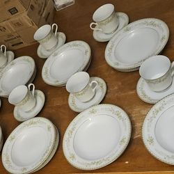 30 PIECE SET OF MIKASA FINE CHINA GREENBRIAR L2014 JAPAN W/GOLD TRIM