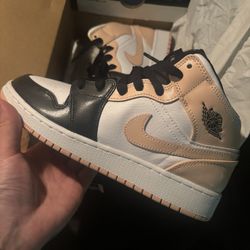 Nike Jordan 1 mids