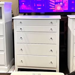 Beautiful White 4 Drawer  Dresser/Chest of Drawers 31x17.5x38