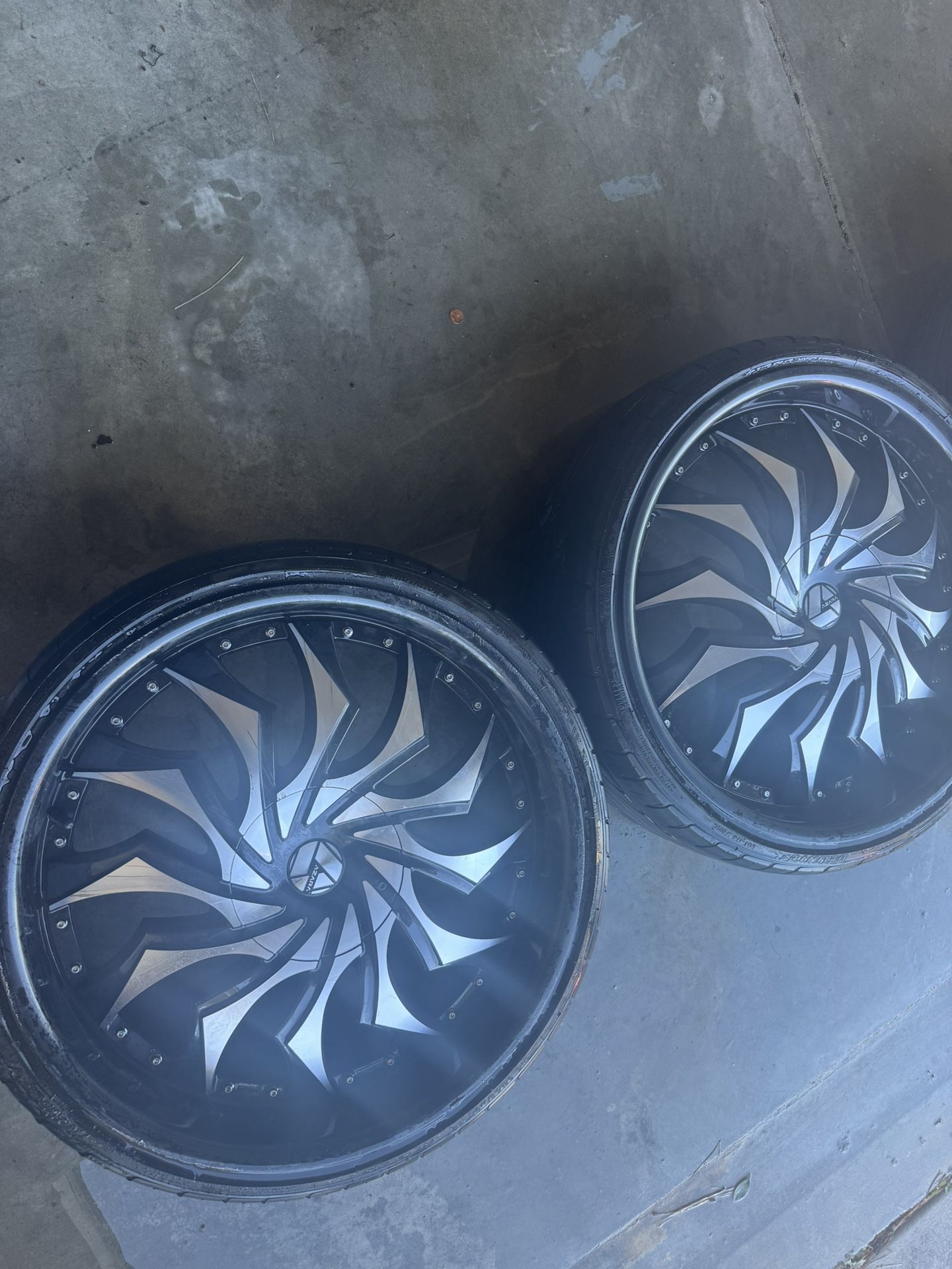 22 Inch 5 Lugs Rims And Tires Have All 4 Center Caps