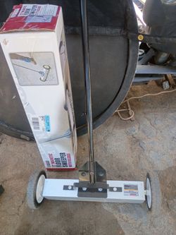 22" magnetic floor sweeper with release