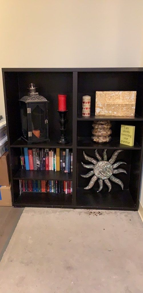 Bookshelf with adjustable shelves