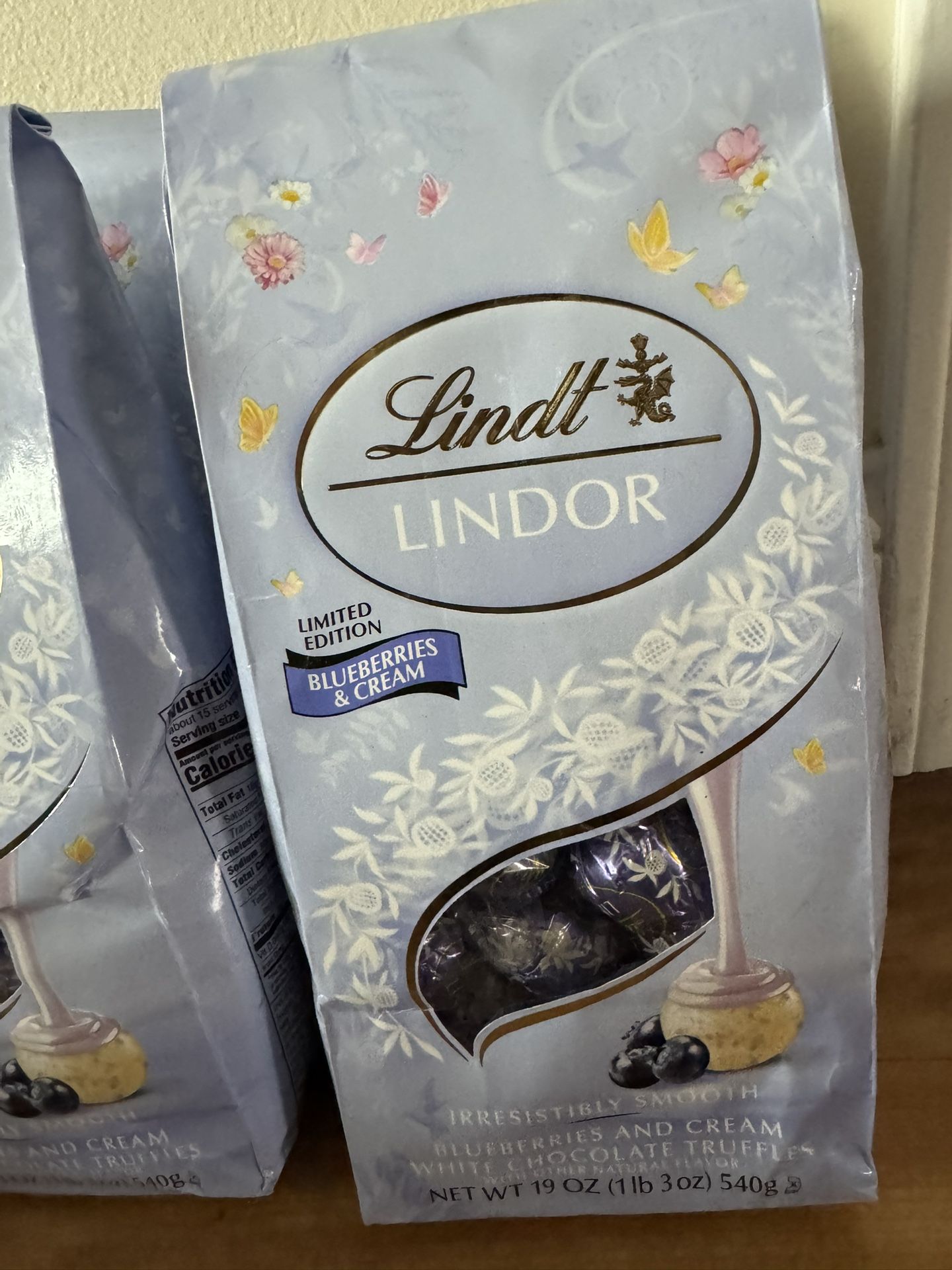 Brand New Unopened Limited Edition Lindt Blueberry & Cream 19 Oz