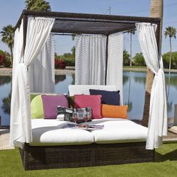 Woodard Montecito Lounge Day Bed with Drapes