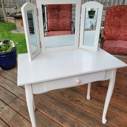 Mirrored Vanity Table For Child