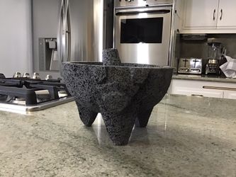 Molcajete de piedra volcánica de 8”