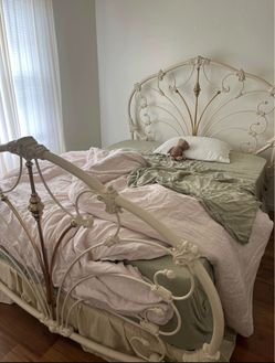 Vintage Elliott’s Designs California King iron bedframe
