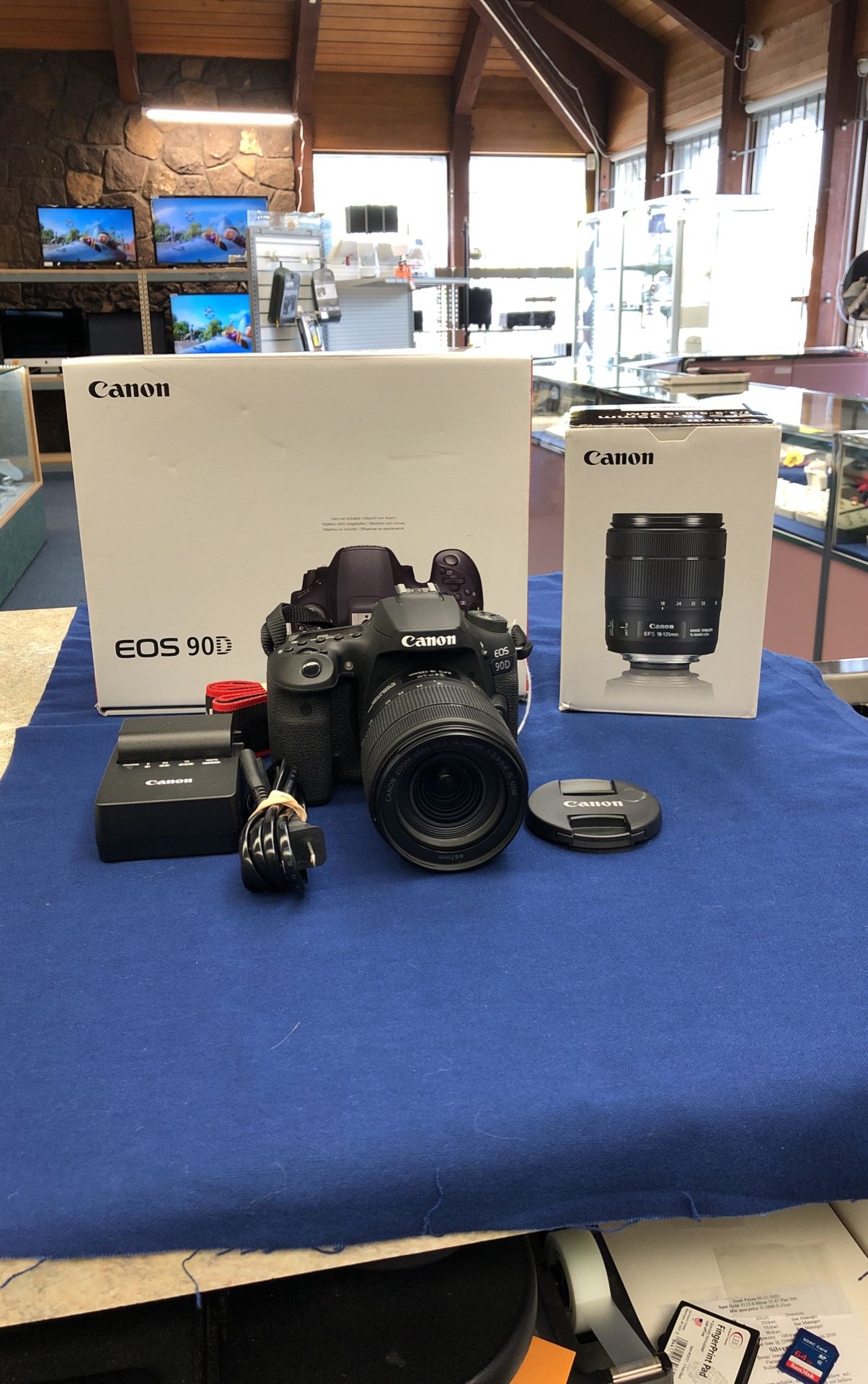 Canon EOS 90D DSLR 32.5MP 4K Wifi Bluetooth Capable With 18 135mm Lens Charger 1 Battery & Original Box