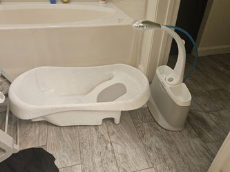 Baby bathtub with spout