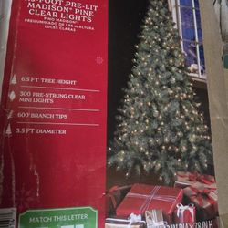 Arbol de Navidad  en  buenas  condiciones 