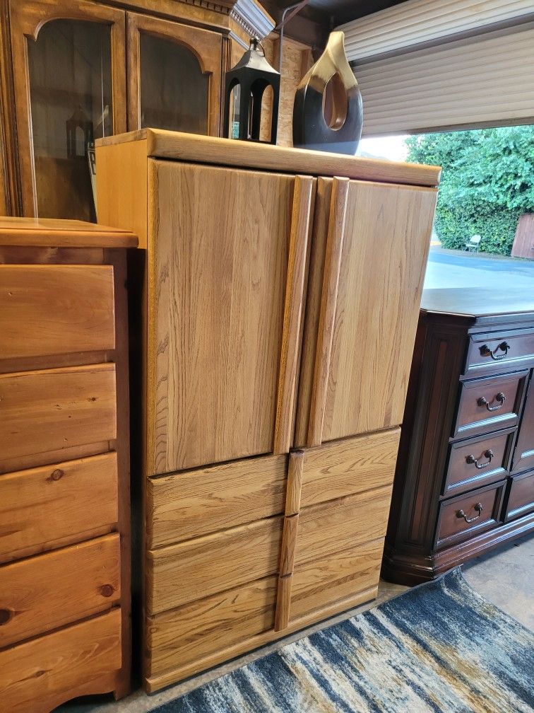 BEAUTIFUL CABINET/ DRESSER 